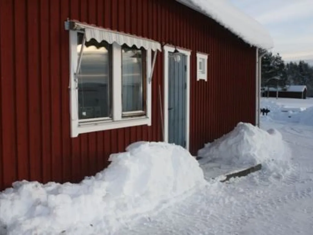Röd byggnad med snö runt om.