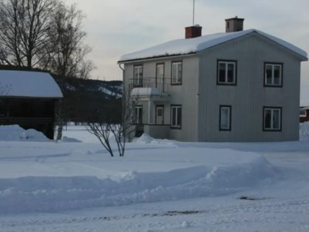 Vit tvåvåningsvilla.