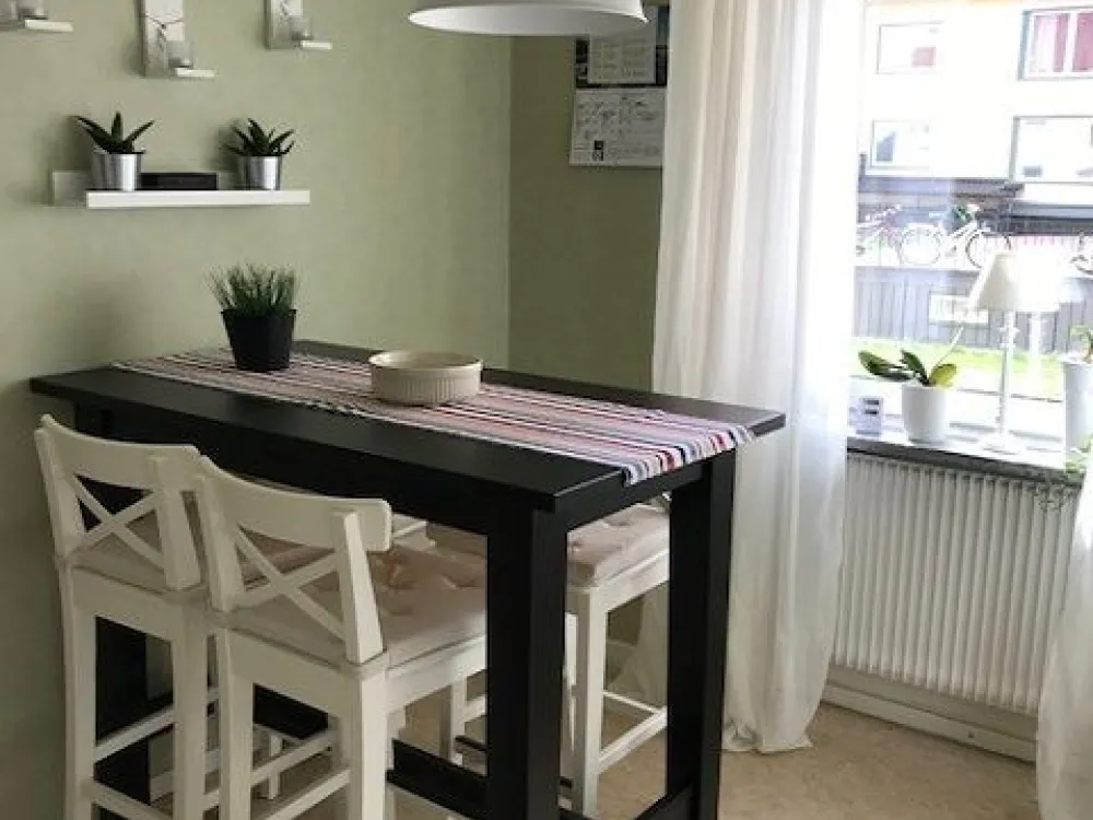 Bar table and four bar chairs in the kitchen.