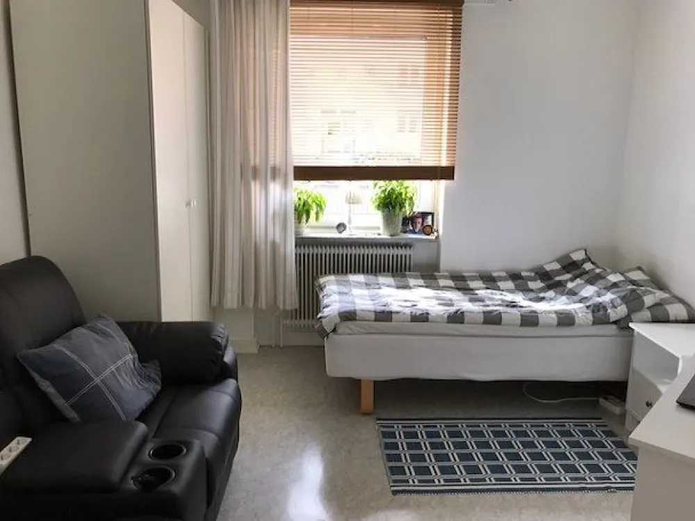 Bedroom with a single bed.