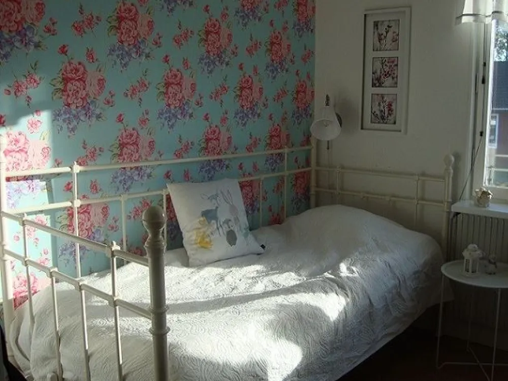 A bedroom with a single bed.