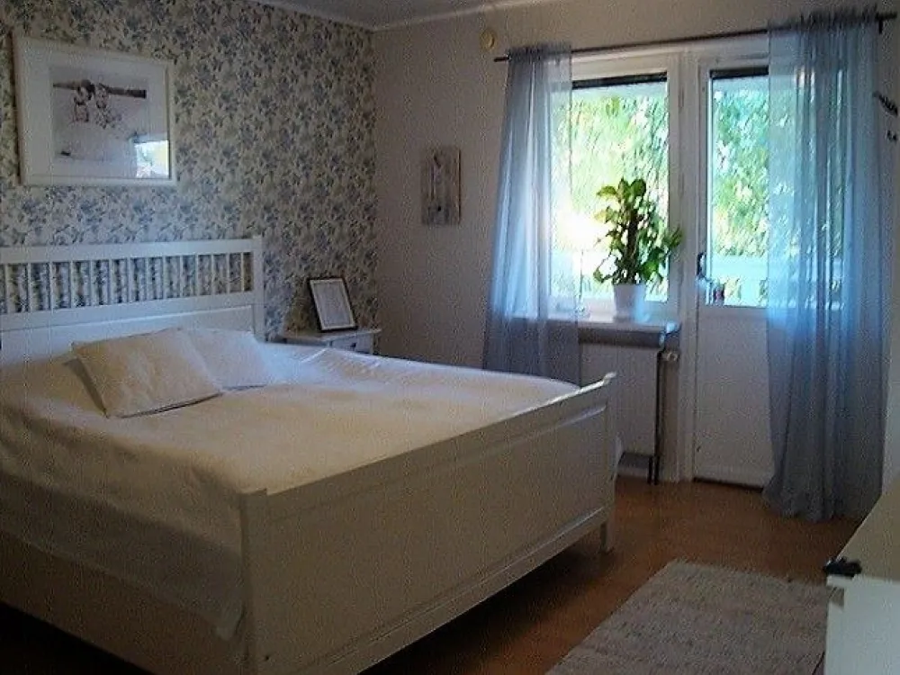 Bedroom with a double bed.