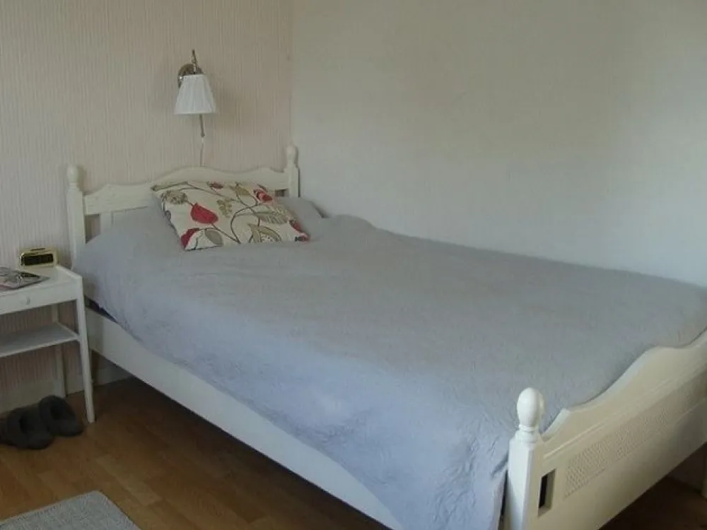 A bedroom with a single bed.